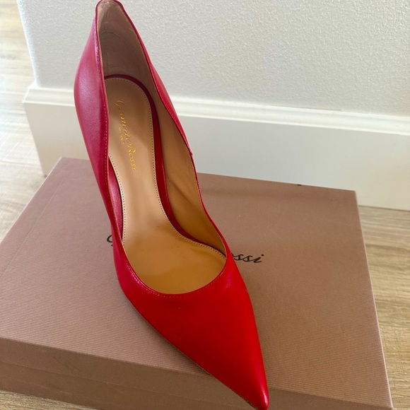 Gianvito Rossi Red
105mm Gianvito leather pumps ,Size 9 (39),105MM - Picture 3 of 8